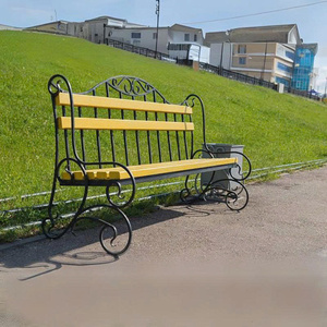Banc d'extérieur moderne et contemporain en fer de qualité supérieure pour cafés et complexes hôteliers, alliant robustesse extérieure et confort de siège intérieur - Product Image 2
