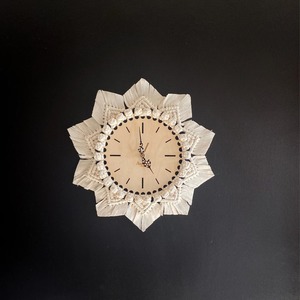 Horloge murale en macramé blanche élégante pour les intérieurs contemporains, offrant une décoration murale artistique et un style fonctionnel en provenance d'Inde - Product Image 5