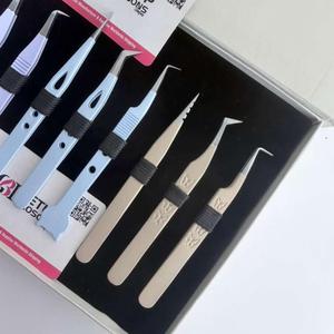 Ensemble de pinces à cils professionnelles avec logo personnalisé, en acier inoxydable, finition mate rose et violette, pour isolation et volume - Product Image 3