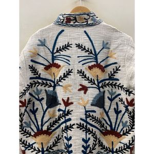 Veste en coton au point de chaînette inspirée du Suzani, collection Printemps, motif 'Ivory & Indigo the Garden of Wandering Vines', finition soignée - Product Image 5