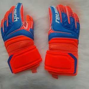 Guantes de portero de cuero Premium de alta calidad personalizables y ajuste Personal al por mayor guantes de agarre de látex de fútbol al aire libre - Product Image 1