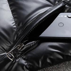 2024 Design personnalisé Logo matelassé léger résistant à l'eau brillant à capuche doudoune avec poignets ultra doux - Product Image 5