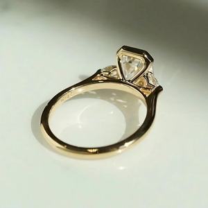 แหวนมอสซาไนต์เงินแท้ทรงวินเทจทันสมัย 1.75 กะรัต ทรงเอเมอรัลด์ 6x8 มม. ประดับด้วยพลอยทรงลูกแพร์ 2 เม็ดด้านข้าง ตัวเรือนแบบเบเซลเซ็ตติ้ง 3 เม็ด - Product Image 4