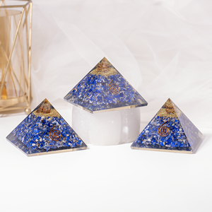 Pyramides d'orgone naturel en lapis-lazuli avec pointes de cristal pour la guérison, la méditation et la décoration - Product Image 1