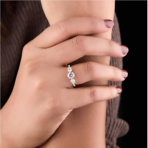 Bague de fiançailles intemporelle en or jaune 14 carats à trois pierres avec pierres précieuses scintillantes pour la collection nuptiale de l'Inde - Product Image 2