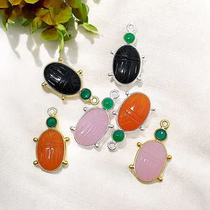 Vente en gros de pendentifs religieux en argent sterling 925 avec lunette en diamant sculptée en coccinelle breloque unique faite à la main collections de bijoux unisexes - Product Image 3