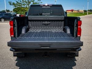 Limpie usado 2025 Chevrolet Silverado 3500HD LTZ Crew Cab 4WD - Product Image 5