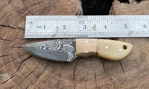 Couteau de skinner en acier damas personnalisé fait à la main avec manche en os et en bois gaine en cuir prise en charge OEM - Product Image 2