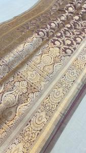 Hecho a medida en atractivos saris de seda de brocado de color púrpura con bordes dorados tejidos de telas de seda pura para reventa por tiendas - Product Image 2