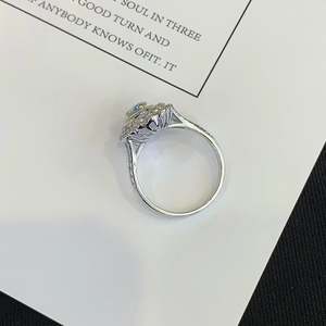 Anillo de compromiso con diamante de laboratorio de talla elegante en forma de pera de 3.20 quilates con certificación IGI, triple halo, tallo tipo catedral, claridad VVS-VS, impresionante para boda - Product Image 4