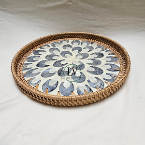 Produit phare : Plateau de service en rotin naturel avec incrustation de nacre, plateau tissé décoratif pour table basse, vente en gros depuis le Vietnam - Product Image 3