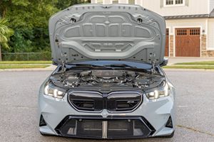 BMW M5 2026 d'occasion en bon état, 717 ch, hybride, V8 turbocompressé, transmission intégrale, gris métallisé Brooklyn - Product Image 5