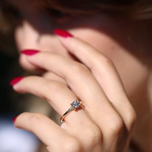 แหวนหมั้นโซลิแทร์4ง่ามคลาสสิกพร้อมแหวนสัญญาชุบทอง CZ สีขาวกลมขนาด5มม. สำหรับงานแต่งงานหรือของขวัญครบรอบ - Product Image 3