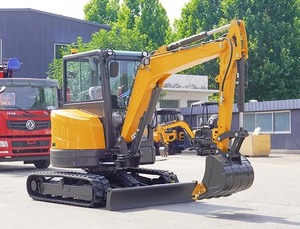 Mini-excavatrice jaune sur chenilles noires avec godet, équipement de construction motorisé - Product Image 6
