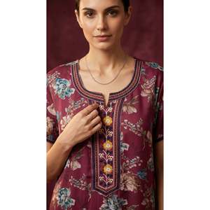 Chemise de nuit longue en satin confortable pour femme Alpine avec broderie, respirante, taille XS, poche latérale, imprimée, maxi nuisette - Product Image 2