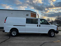 Vente en gros de fourgon utilitaire GMC Savana 2500 3 portes à conduite à gauche, modèle 2016, d'occasion, avec sièges en cuir, caméra de recul, pneus neufs, garantie et toit ouvrant.