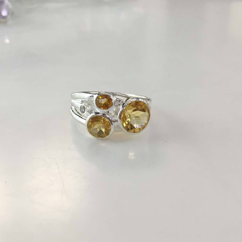 สีขาว (CZ) และสีเหลือง (Citrine)