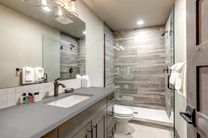Plans de travail personnalisés pour cuisines et salles de bain en quartz Calacatta, comptoirs en pierre naturelle Carrara Calacata, découpe préfabriquée pour projets hôteliers - Product Image 1