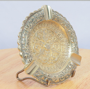 Cenicero redondo de latón dorado con diseño Sunray con orificio central para cigarros y cigarrillos, precio de fábrica al por mayor en India - Product Image 5