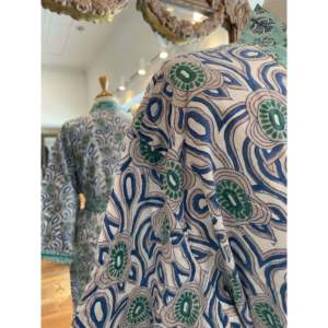 เสื้อคลุมอาบน้ำลายดอกบัว KIMONO ผ้าทอเนื้อนุ่ม ฟรีไซส์ เอวยางยืด ปิดด้วยกระดุมและเชือกผูก เหมาะสำหรับใส่ในฤดูใบไม้ผลิ ชุดอยู่บ้าน - Product Image 1