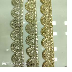 Fait sur mesure avec un motif de scalaping brodé de trois couleurs dans des motifs ethniques à des fins diverses dans une largeur de 1.75 pouces. - Product Image 1