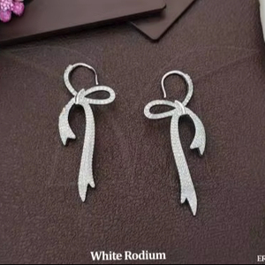 ต่างหูเพชรสีขาวแบบอเมริกันมีสไตล์โรเดียมขัดเงาเหมาะสำหรับชุดปาร์ตี้และงานเฉลิมฉลองพิเศษ - Product Image 1