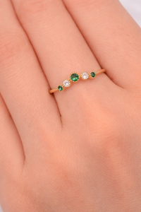 แหวนแต่งงานแบบเชฟรอนประดับมรกตธรรมชาติและเพชรเลี้ยงในห้องปฏิบัติการ ทองคำแท้ 14K รับรองโดย IGI ของขวัญประจำเดือนพฤษภาคม - Product Image 6