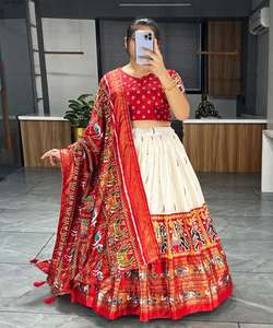 แสดงความเป็นส่วนตัวของคุณด้วยการออกแบบโชลีเลฮงก้าที่ไม่ซ้ําใครของเรา ซึ่งมีรูปแบบดอกไม้ เรขาคณิต และลายตารางสอบสวนในสไตล์ของเรา - Product Image 4