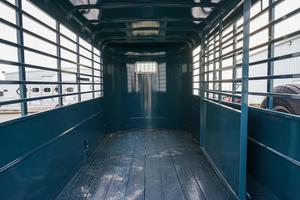 รถพ่วงเหล็กคุณภาพสูงสำหรับขนส่งสัตว์ปศุสัตว์ เช่น สุกร วัว ควาย แกะ พร้อมรั้วสำหรับจัดการปศุสัตว์ - Product Image 6