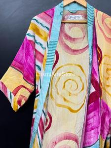 Robe kimono en soie crêpe de luxe pour femmes |   Imprimé floral fait main, col en V, taille élastique, manches courtes |   Printemps-Été Front - Product Image 3