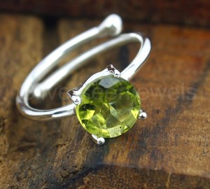 แหวนเงินแท้ชุบทองคำขาวประดับพลอยเพรไนต์ธรรมชาติทรงวินเทจทำมือสำหรับผู้หญิง ขนาด 8 มม. ได้รับการรับรองจาก IGI พร้อมคำอวยพร HARI OM - Product Image 1