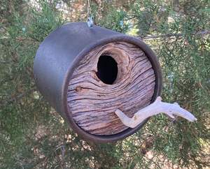 Casa de pájaros de metal hecha a mano con acabado natural para colocar al aire libre en todas las estaciones - Product Image 6