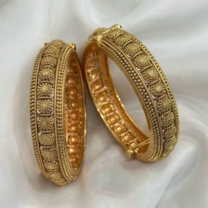 Diseñador de moda de calidad superior chapado en oro antiguo acabado mate dos juegos de brazaletes para mujeres ropa de boda para niñas - Product Image 1