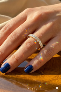 Anillo de compromiso y aniversario con diamante de laboratorio de corte princesa de 1.20 ct, banda de eternidad con engaste de puntas, de oro macizo de 14K blanco/amarillo para - Product Image 4