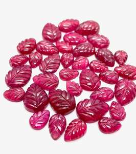 Pierre précieuse en verre de rubis naturel pour la fabrication de bijoux avec des motifs de feuilles et de fleurs sculptés - Product Image 3