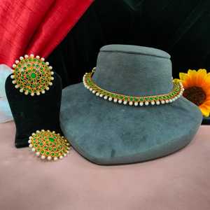 Ensemble de collier en pierre acrylique à breloque dorée élégante Glam contemporain pour décontracté, occasions spéciales et célébrations festives - Product Image 1