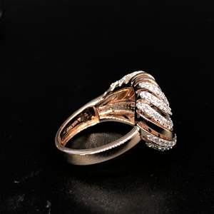 Cette bague romantique en or rose 14 carats avec motif tourbillon et diamants pour les fêtes de mariage et d'anniversaire - Product Image 3