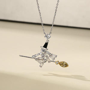 Collier Jeulia en argent sterling avec sorcière sur balai et chaîne à maillons plaquée or - Product Image 4