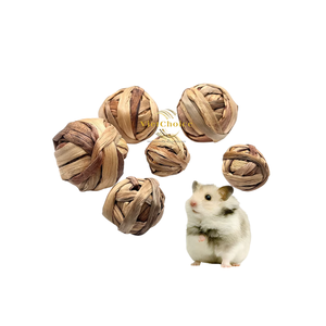 Juguete masticable artesanal de jacinto de agua, pelota segura y natural para conejos - Product Image 6