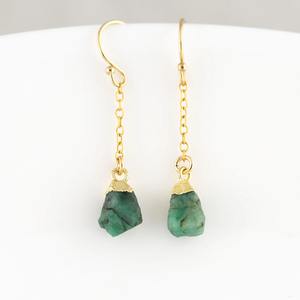 Boucles d'oreilles en pierres précieuses émeraude naturelles brutes non coupées, plaqué or 18 carats, crochet de pendaison en laiton massif, boucles d'oreilles à crochet de galvanoplastie en or - Product Image 1