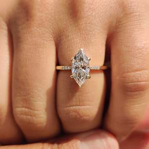 Anillo de compromiso con diamante marquesa y banda elegante cónica, engaste de 6 garras, claridad VS, certificado IGI - Product Image 4