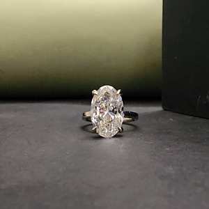 แหวนหมั้นเพชรโมอิสซาไนต์ทรงรี ดีไซน์ใหม่ทันสมัย สำหรับทุกเพศ  ชุบทอง 14K บนสแตนเลสสตีล - Product Image 2