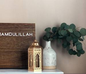 Lanterne marocaine en métal finition or avec découpes complexes, lumière de bougie chaleureuse, design élégant pour la décoration de la maison et les cadeaux festifs - Product Image 2