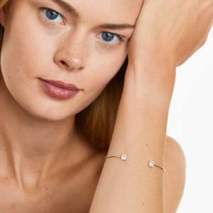 Brazalete de Diamantes Open Luxe en Oro, Producto Elegante y Lujoso en Brazaletes de Diamantes con Corte Baguette - Product Image 2