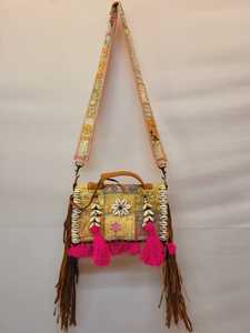 Bolso Banjara de retales ligero con cierre abierto y decoración bordada, función plegable - Product Image 3