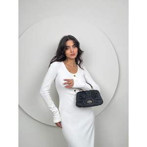 1014 ชุดเดรสผ้าถักคอวีทรงเข้ารูปพร้อมดีเทลแฟชั่นเรียบง่าย - Product Image 3