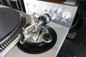 Qualité Technics-SL1200MK5 Qua-rz Professional Direct Drive Turntable MINT - Product Image 3