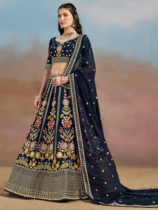 Lehenga choli ชุดสำหรับงานแต่งงานดีไซน์เนอร์คุณภาพสูงผ้าจอร์เจียประดับดอกไม้งานปักลายดอกไม้ - Product Image 3