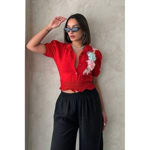 Chemises en lin fleuries pour femmes Topshow, vente en gros, blouses rouges à col en V - Product Image 4