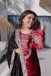 Nouveauté : Ensemble haut et pantalon en velours glacé pour soirée, avec broderie riche en zari, broderie de sequins et dentelle découpée, et dupatta en dentelle. - Product Image 3